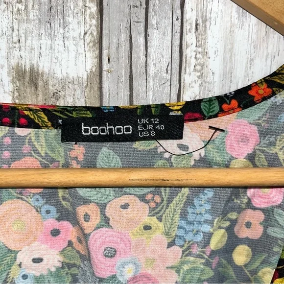 Boohoo Floral V Neck Romper - Picture 6 of 6